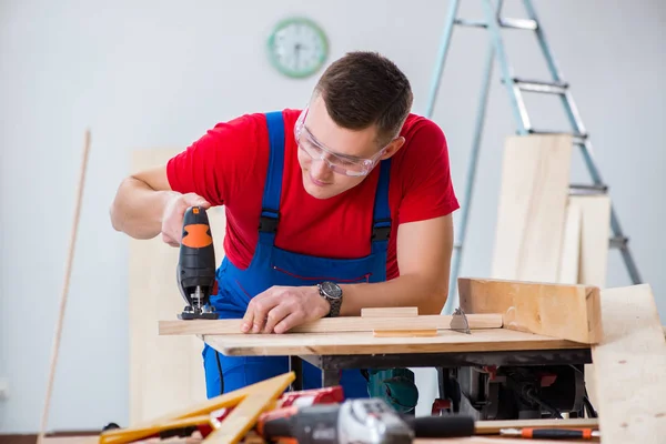 Entreprenör som arbetar i verkstaden — Stockfoto