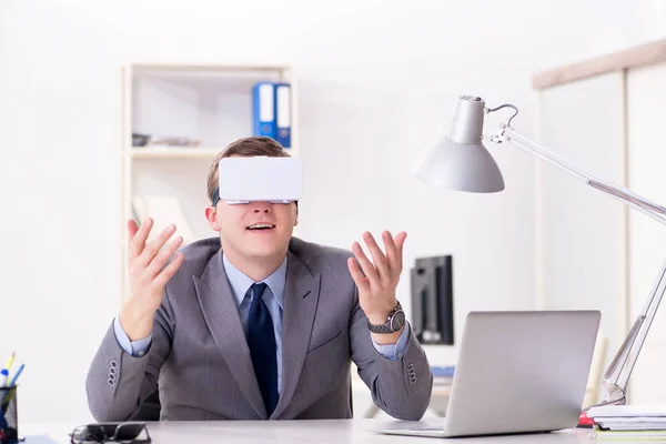 Uomo d'affari con occhiali di realtà virtuale in ufficio — Foto Stock