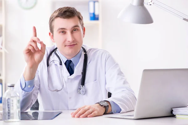 Männlicher Arzt schaut sich Laborergebnisse im Krankenhaus an — Stockfoto