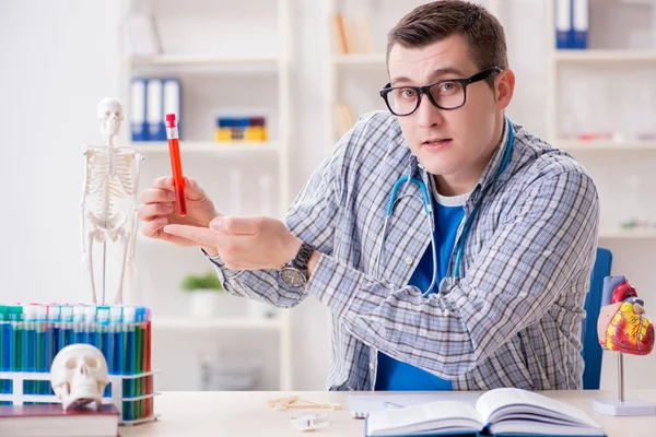 Estudiante joven estudiando química en la universidad — Foto de Stock