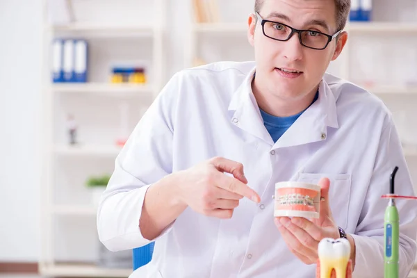 Dentiste implant dentaire de travail dans le laboratoire médical — Photo