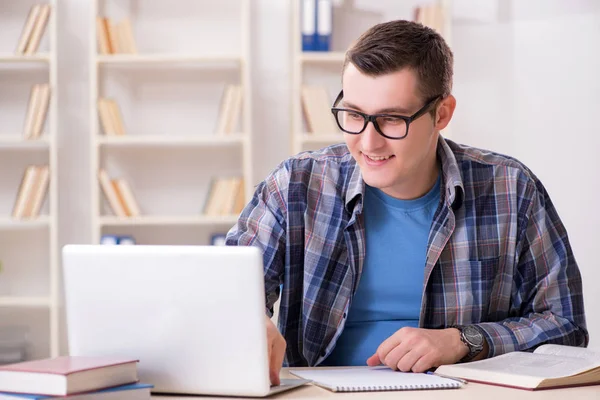 Giovane studente che studia su internet nel concetto di telelearning — Foto Stock