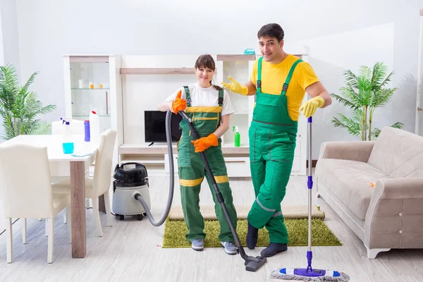 Sprzątanie profesjonalnych wykonawców pracujących w domu — Zdjęcie stockowe