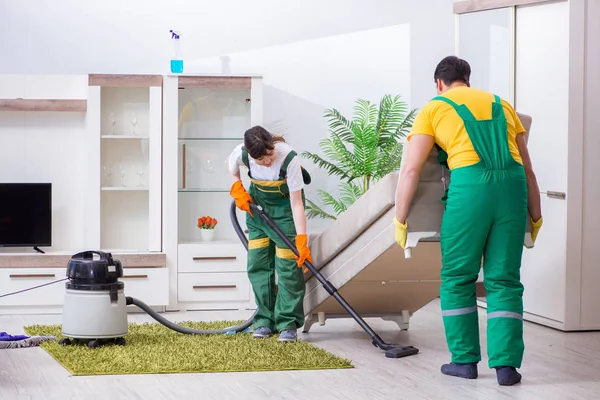 Καθαρισμός επαγγελματίες εργολάβοι που εργάζονται στο σπίτι — Φωτογραφία Αρχείου