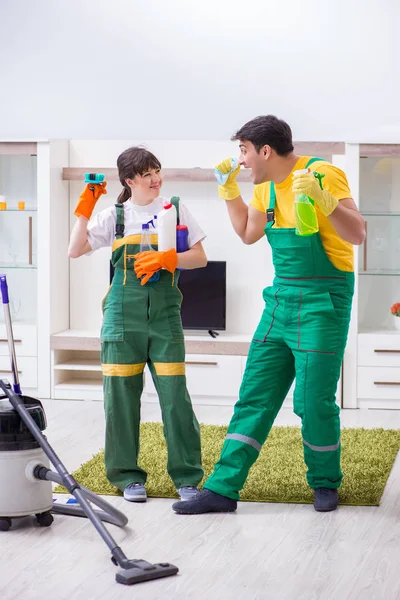 Reinigung professioneller Auftragnehmer im Haus — Stockfoto