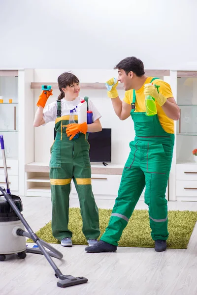 Pulizia appaltatori professionisti che lavorano a casa — Foto Stock