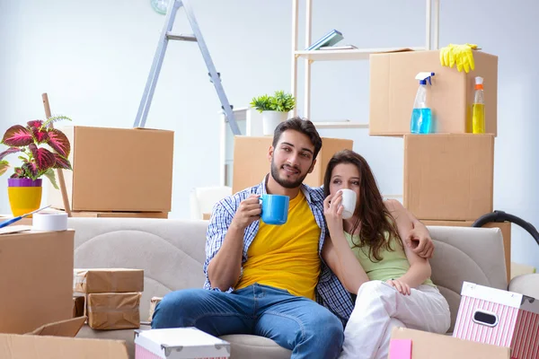 Young family moving to new apartment — Stock Photo, Image