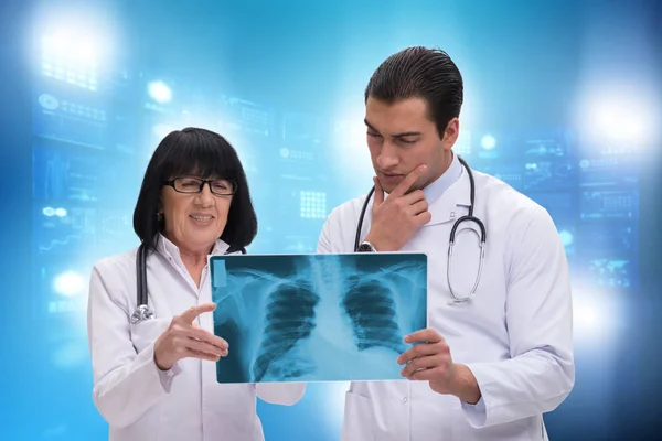 Dva lékaři diskutují o rentgenovém snímku v telemedicínské koncepci — Stock fotografie