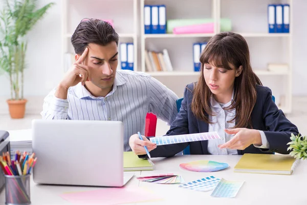 Gente discutiendo nuevo diseño del proyecto —  Fotos de Stock