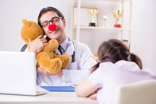 Vtipný pediatr s malou holčičkou na pravidelné prohlídce — Stock fotografie