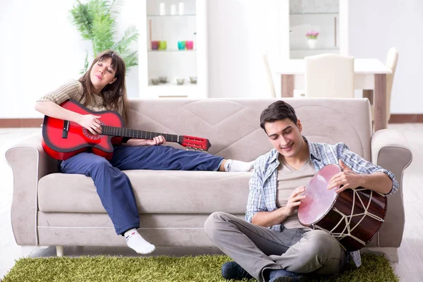 Giovane famiglia che canta e suona musica a casa — Foto Stock