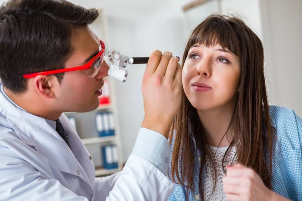 Medico che esamina i pazienti occhio in ospedale — Foto Stock