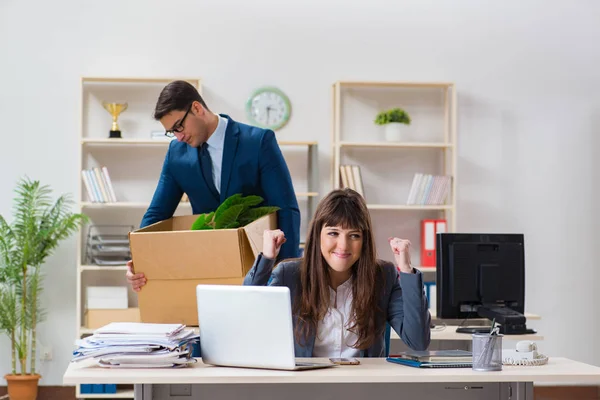 Person, die von ihrer Arbeit entlassen wird — Stockfoto