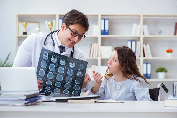 Doctor legt uit aan de patiënt resultaten van x-ray imaging — Stockfoto