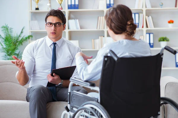 Pacjent odwiedzający psychoterapeutę w celu radzenia sobie z konsekwencjami — Zdjęcie stockowe