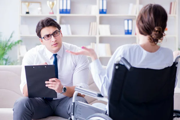 Patiënt bezoekt psychotherapeut om te gaan met de gevolgen van tr — Stockfoto