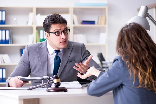 Advogado discutindo caso legal com o cliente — Fotografia de Stock