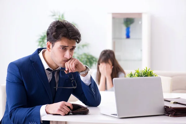 Bankrupt family with no cash at home — Stock Photo, Image