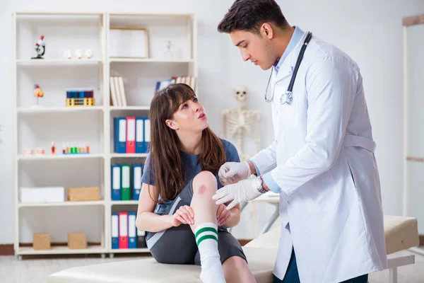 Pacient na návštěvě lékaře po utrpění sportovní zranění — Stock fotografie