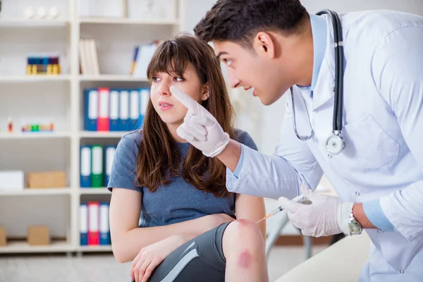 Médico visitante del paciente después de sufrir lesiones deportivas — Foto de Stock