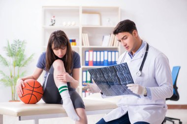 Bayan basketbolcu yaralandıktan sonra doktoru ziyaret ediyor.