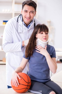 Bayan basketbolcu yaralandıktan sonra doktoru ziyaret ediyor.