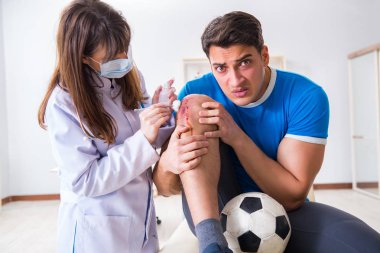 Futbolcu yaralandıktan sonra doktoru ziyaret etti