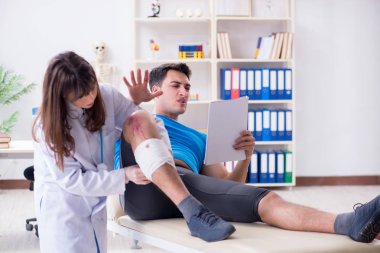 Spor sakatlığı geçiren hasta doktoru ziyaret ediyor.