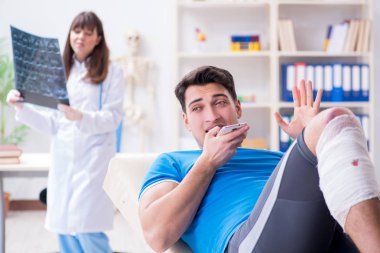 Spor oyuncusu yaralandıktan sonra doktoru ziyaret etti