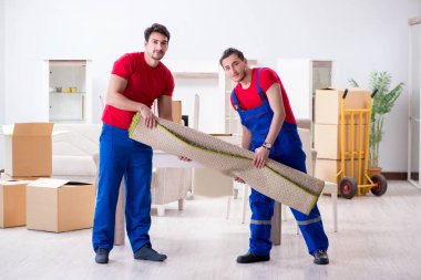 İki müteahhit personel kişisel eşyalarını taşıyor.