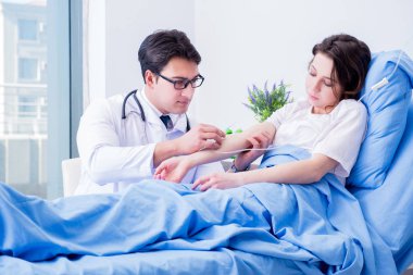 Doktor hastane odasında tıbbi enjeksiyon yapıyor.