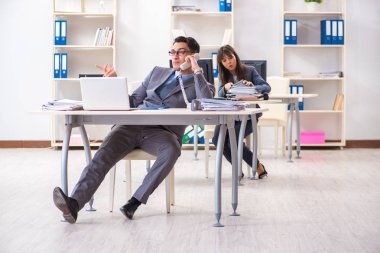 Ofiste çalışan kadın ve erkek.