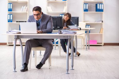 Ofiste çalışan kadın ve erkek.