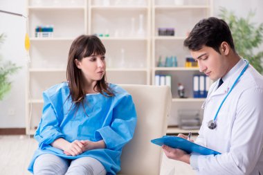 Doktor hastayla kan naklini tartışıyor.