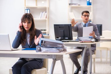 Ofiste çalışan kadın ve erkek.