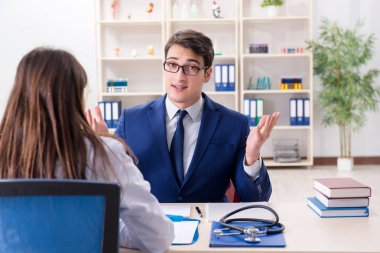 İş adamı doktorla sağlık sorunlarını tartışıyor