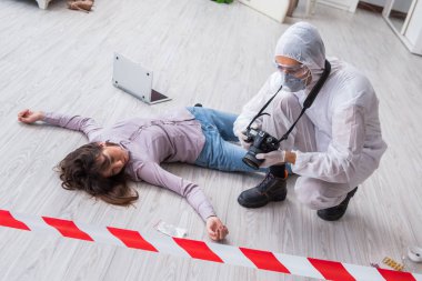 Olay yerindeki adli tıp araştırmacısı kadın mur.