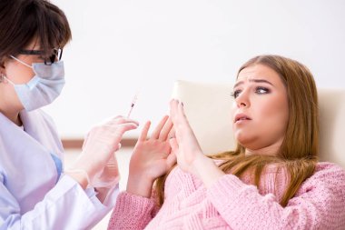 Kadın hasta ziyaret dişçi düzenli check-up için