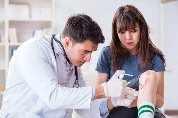 Paziente in visita dal medico dopo aver subito lesioni sportive — Foto Stock