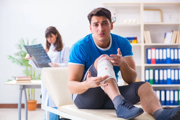 stock image Sports player visiting doctor after injury