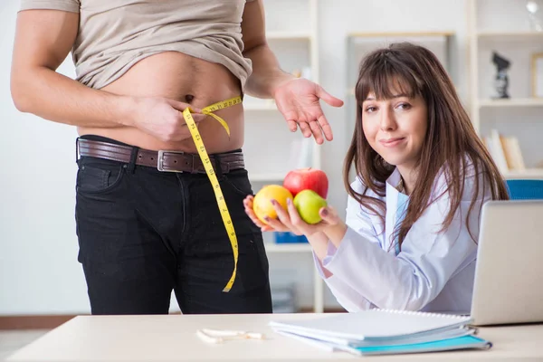 医者栄養士は太りすぎの患者にアドバイスを与える — ストック写真