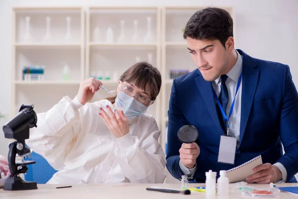 Criminólogo experto trabajando en el laboratorio para obtener evidencia — Foto de Stock