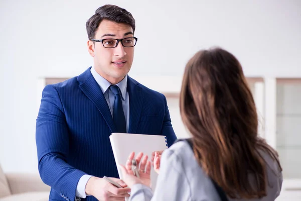 Real estate agent showing new apartment to owner — Stock Photo, Image