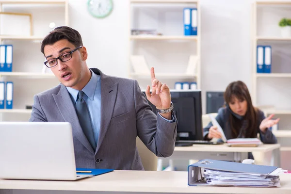 Homme et femme travaillant dans le bureau — Photo