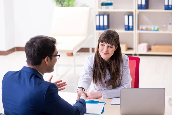 Empresario discutiendo problemas de salud con el médico — Foto de Stock