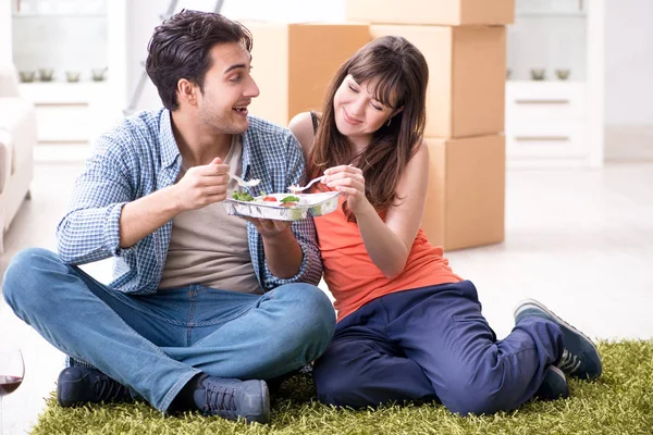 Junge Familie isst nach Einzug Essen in neuer Wohnung — Stockfoto