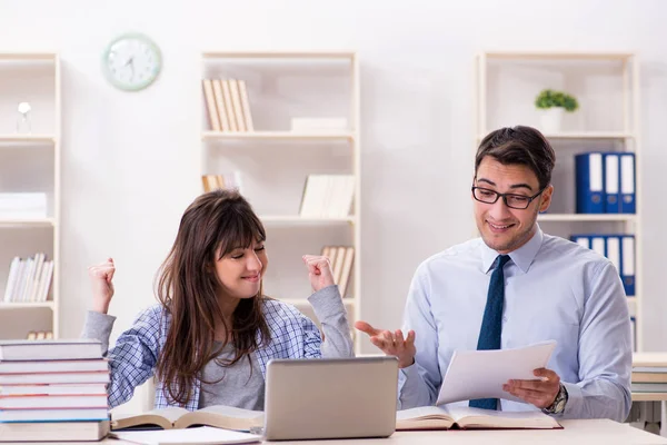 Manlig föreläsare ger föreläsning för kvinnlig student — Stockfoto