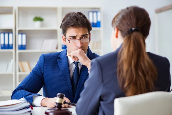 Abogado hablando con su cliente en la oficina — Foto de Stock