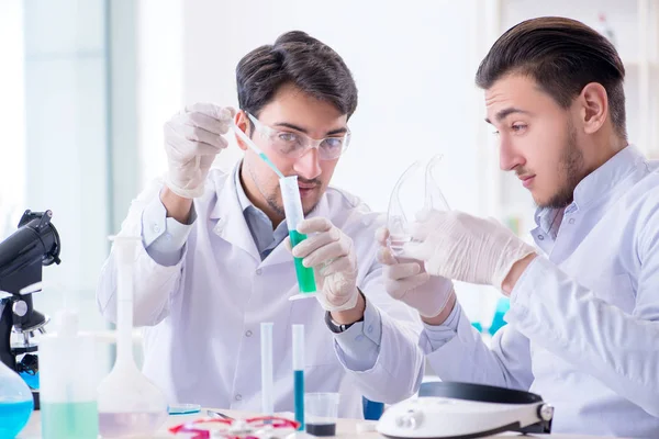 Equipo de químicos trabajando en el laboratorio —  Fotos de Stock