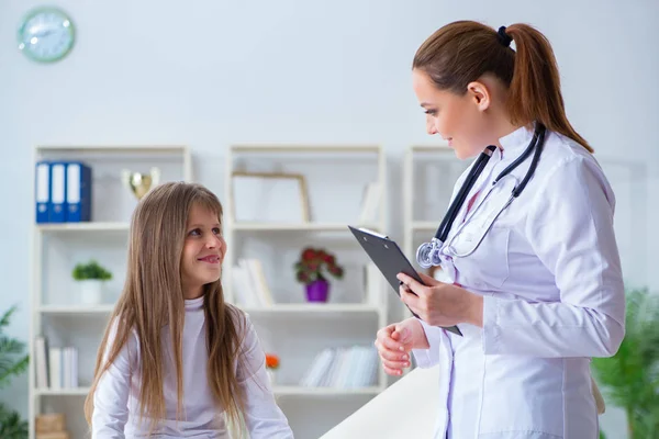 Medico femminile pediatra controllo ragazza — Foto Stock